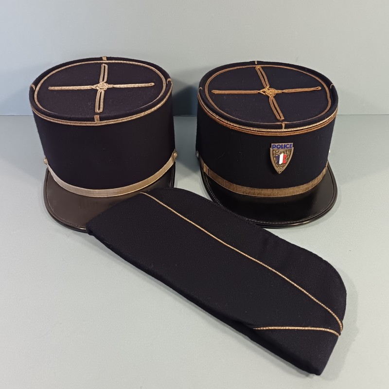 TRES BEL ENSEMBLE DE POLICE DES ANNEES 1950 HIRONDELLE PELLERINE MANTEAU UNIFORME KEPIS
