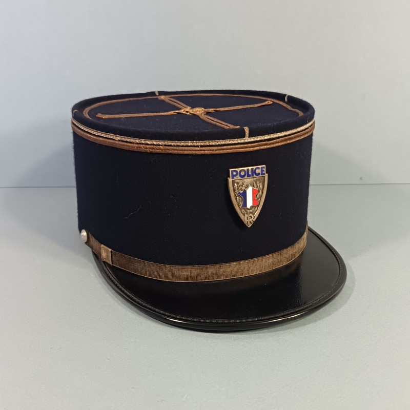 TRES BEL ENSEMBLE DE POLICE DES ANNEES 1950 HIRONDELLE PELLERINE MANTEAU UNIFORME KEPIS