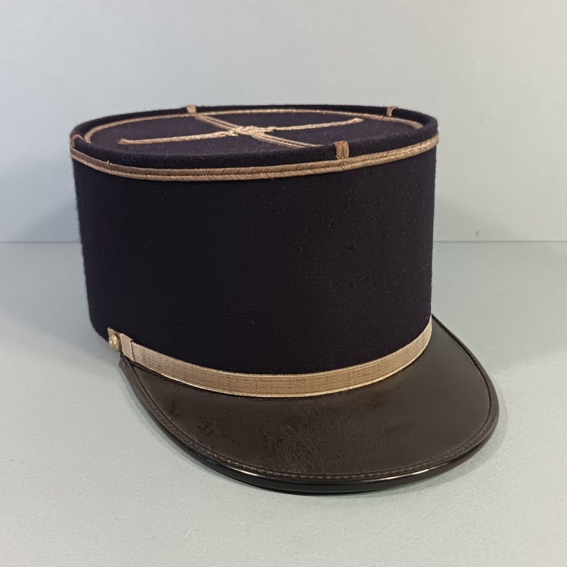 TRES BEL ENSEMBLE DE POLICE DES ANNEES 1950 HIRONDELLE PELLERINE MANTEAU UNIFORME KEPIS