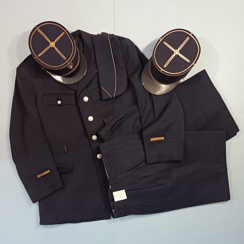 TRES BEL ENSEMBLE DE POLICE DES ANNEES 1950 HIRONDELLE PELLERINE MANTEAU UNIFORME KEPIS