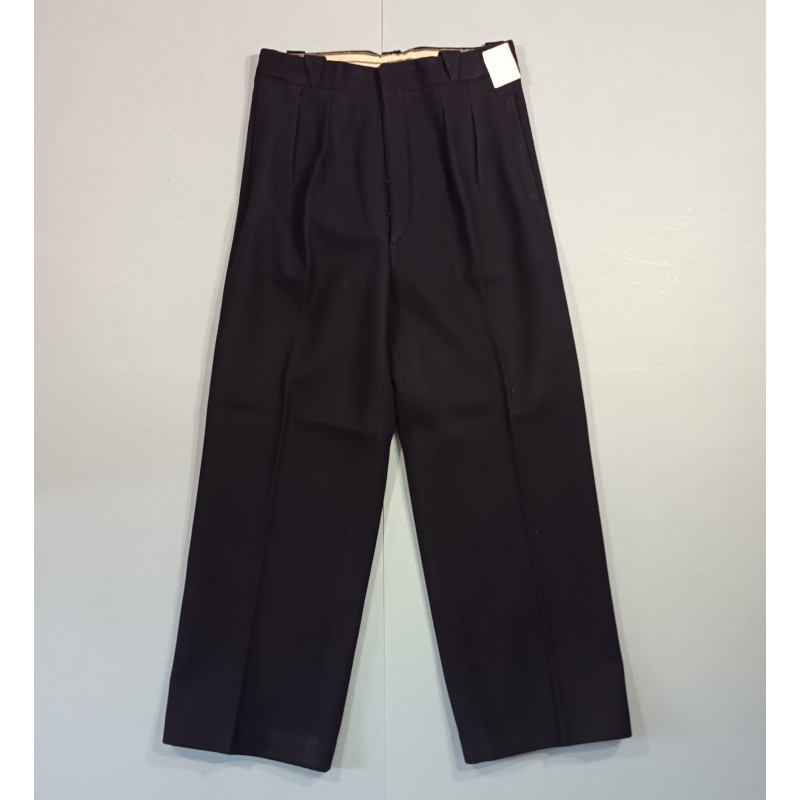 TRES BEL ENSEMBLE DE POLICE DES ANNEES 1950 HIRONDELLE PELLERINE MANTEAU UNIFORME KEPIS