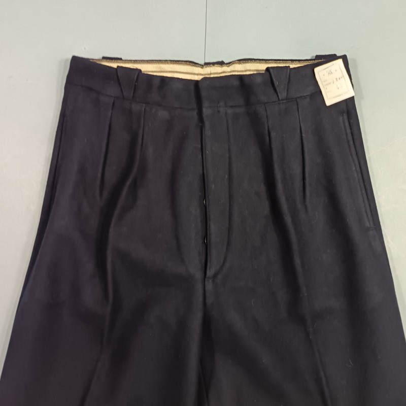 TRES BEL ENSEMBLE DE POLICE DES ANNEES 1950 HIRONDELLE PELLERINE MANTEAU UNIFORME KEPIS