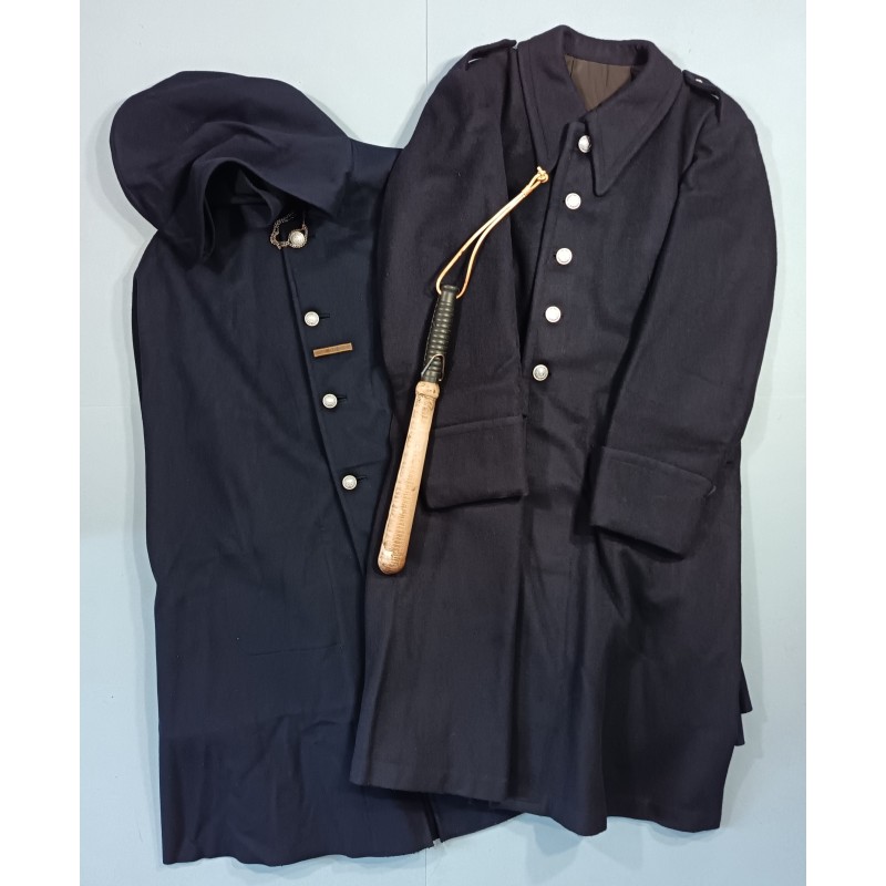 TRES BEL ENSEMBLE DE POLICE DES ANNEES 1950 HIRONDELLE PELLERINE MANTEAU UNIFORME KEPIS
