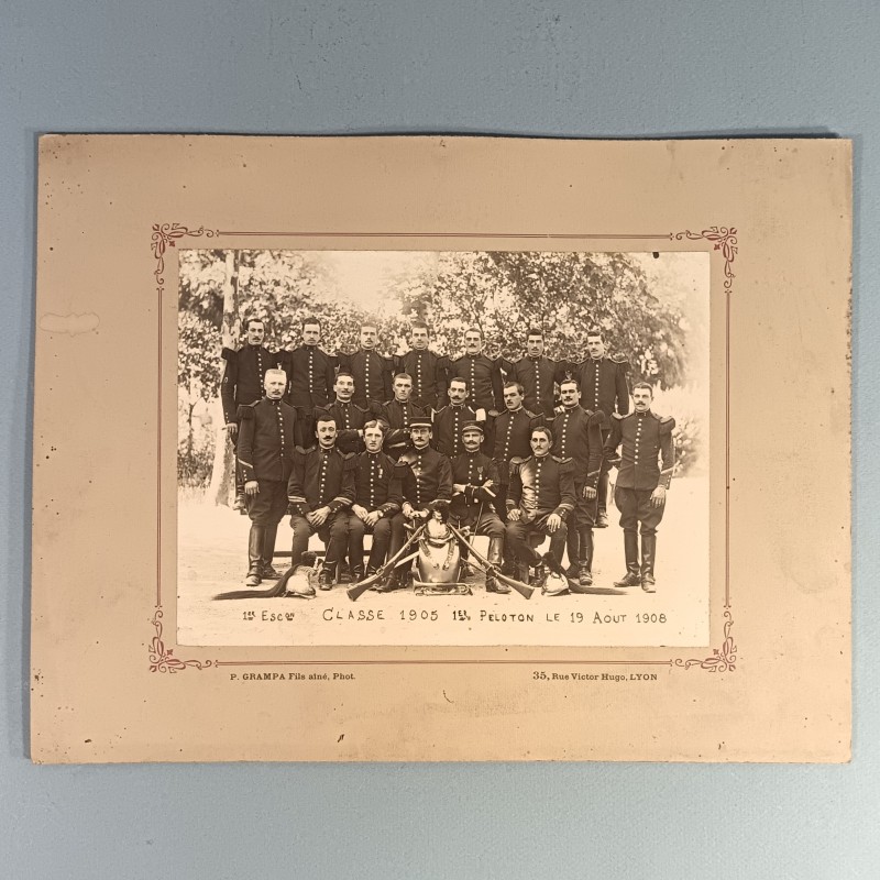 ENSEMBLE DE 2 GRANDES PHOTOS CARTONNEES IDENTIQUES DU 7 ème REGIMENT DE CUIRASSIERS CLASSE 1905