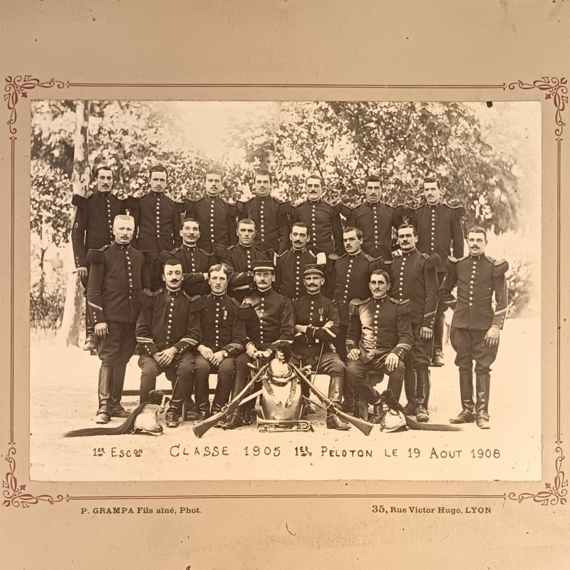 ENSEMBLE DE 2 GRANDES PHOTOS CARTONNEES IDENTIQUES DU 7 ème REGIMENT DE CUIRASSIERS CLASSE 1905