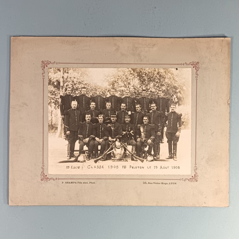ENSEMBLE DE 2 GRANDES PHOTOS CARTONNEES IDENTIQUES DU 7 ème REGIMENT DE CUIRASSIERS CLASSE 1905