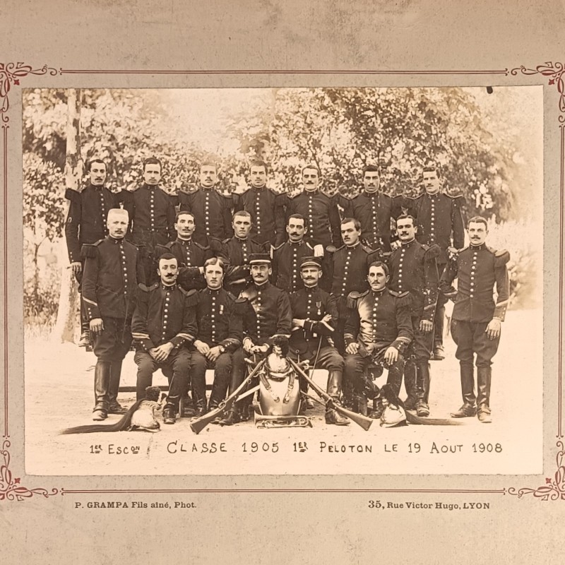 ENSEMBLE DE 2 GRANDES PHOTOS CARTONNEES IDENTIQUES DU 7 ème REGIMENT DE CUIRASSIERS CLASSE 1905