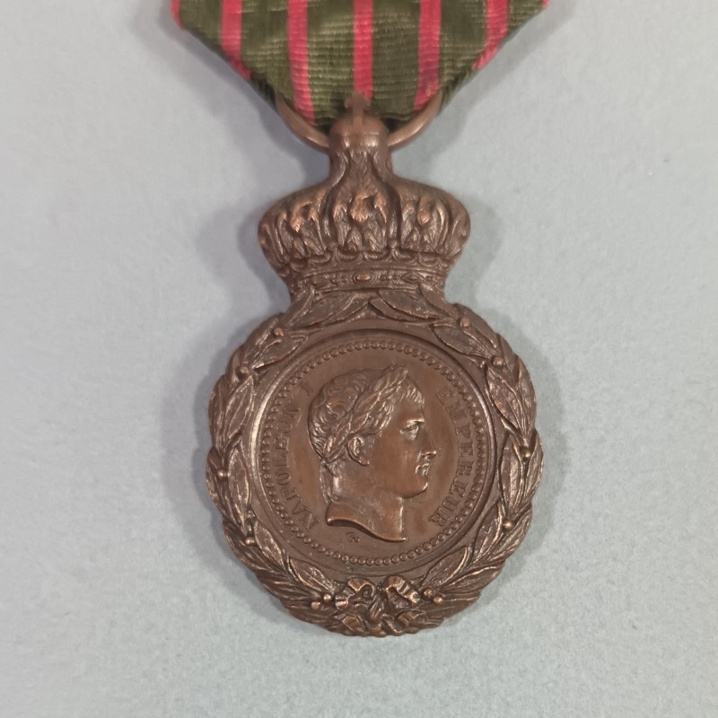 MEDAILLE DE STE HELENE NAPOLEON Ier 1821 A SES COMPAGNONS DE GLOIRE SOUVENIR DES CAMPAGNES DU PREMIER EMPIRE RUBAN D'ORIGINE