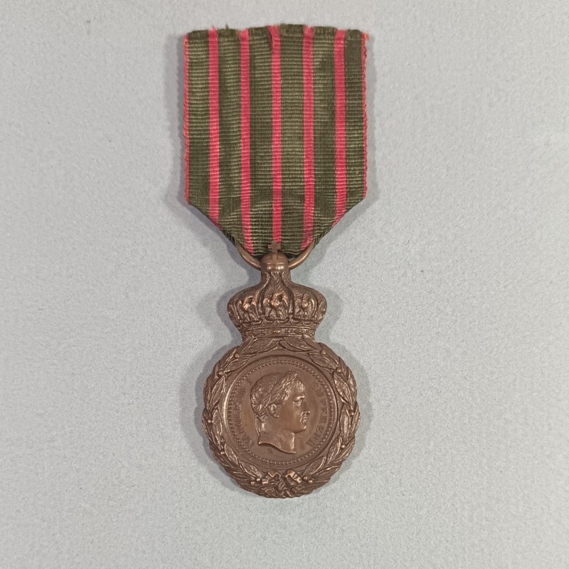 MEDAILLE DE STE HELENE NAPOLEON Ier 1821 A SES COMPAGNONS DE GLOIRE SOUVENIR DES CAMPAGNES DU PREMIER EMPIRE RUBAN D'ORIGINE