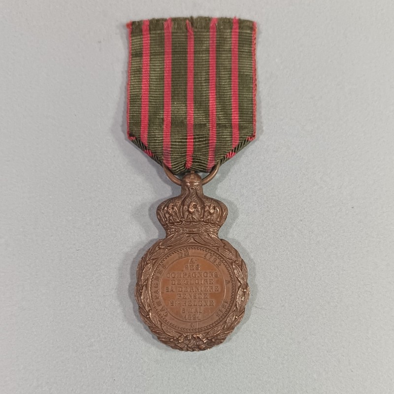 MEDAILLE DE STE HELENE NAPOLEON Ier 1821 A SES COMPAGNONS DE GLOIRE SOUVENIR DES CAMPAGNES DU PREMIER EMPIRE RUBAN D'ORIGINE