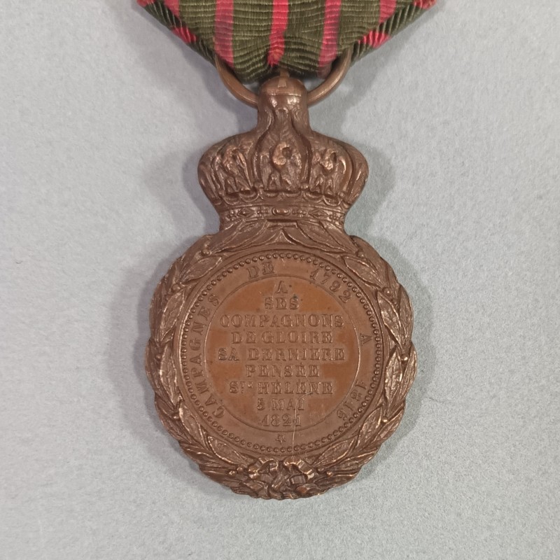 MEDAILLE DE STE HELENE NAPOLEON Ier 1821 A SES COMPAGNONS DE GLOIRE SOUVENIR DES CAMPAGNES DU PREMIER EMPIRE RUBAN D'ORIGINE