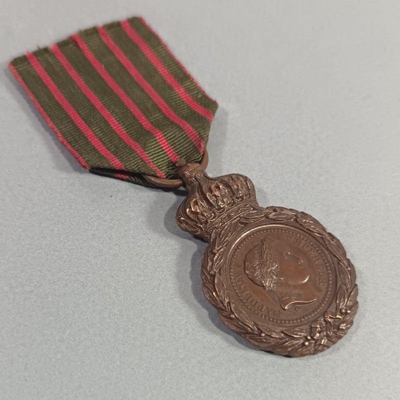 MEDAILLE DE STE HELENE NAPOLEON Ier 1821 A SES COMPAGNONS DE GLOIRE SOUVENIR DES CAMPAGNES DU PREMIER EMPIRE RUBAN D'ORIGINE