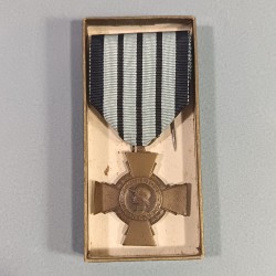 CROIX DU COMBATTANT MODELE DE VICHY DATEE AU DOS 1939 1940 DANS SA BOITE COMBATTANTS CAMPAGNE 39-40