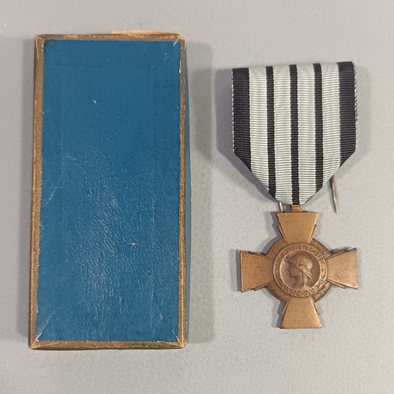 CROIX DU COMBATTANT MODELE DE VICHY DATEE AU DOS 1939 1940 DANS SA BOITE COMBATTANTS CAMPAGNE 39-40