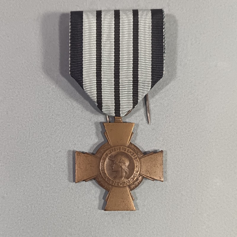 CROIX DU COMBATTANT MODELE DE VICHY DATEE AU DOS 1939 1940 DANS SA BOITE COMBATTANTS CAMPAGNE 39-40