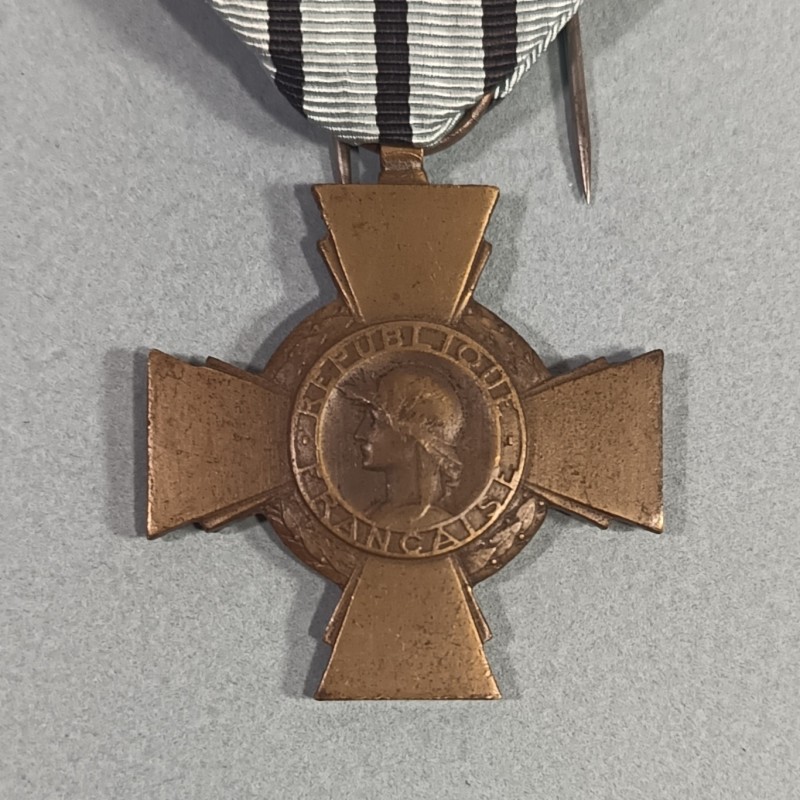 CROIX DU COMBATTANT MODELE DE VICHY DATEE AU DOS 1939 1940 DANS SA BOITE COMBATTANTS CAMPAGNE 39-40