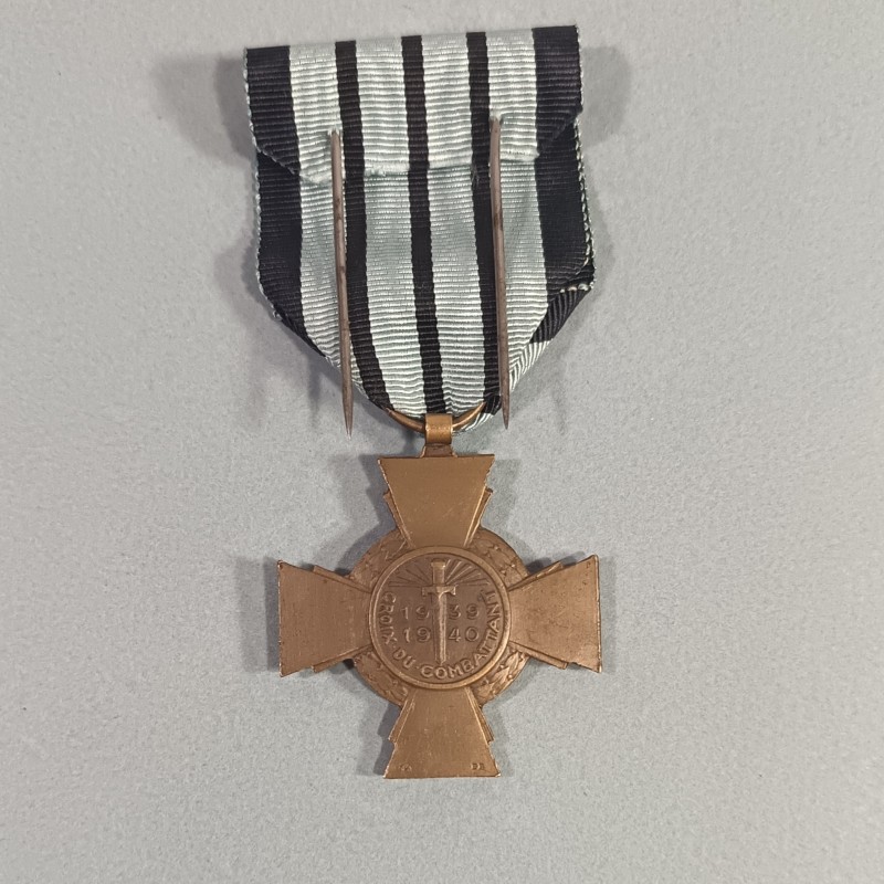 CROIX DU COMBATTANT MODELE DE VICHY DATEE AU DOS 1939 1940 DANS SA BOITE COMBATTANTS CAMPAGNE 39-40