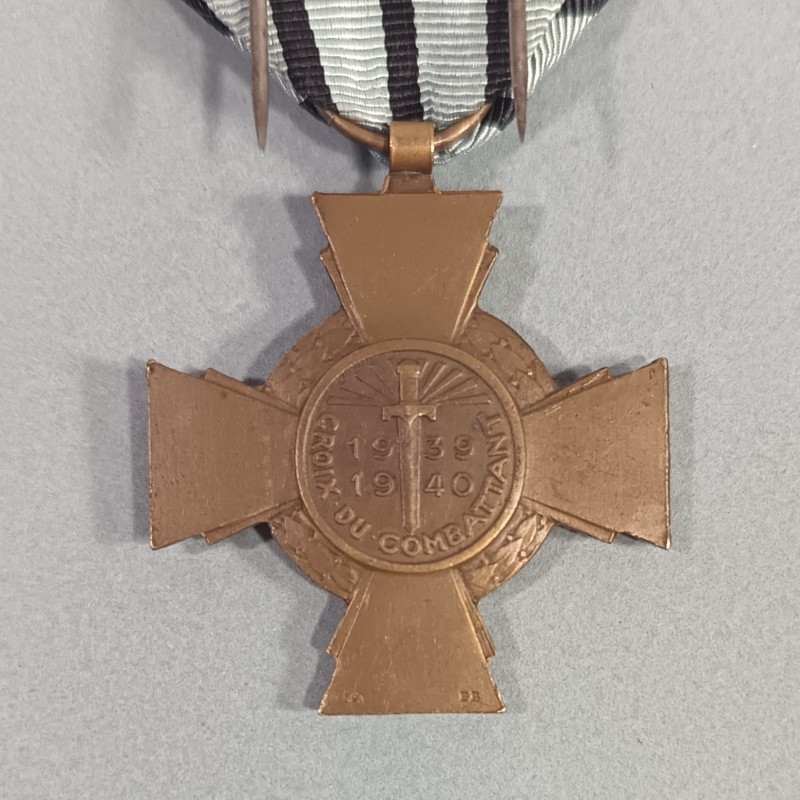 CROIX DU COMBATTANT MODELE DE VICHY DATEE AU DOS 1939 1940 DANS SA BOITE COMBATTANTS CAMPAGNE 39-40