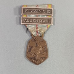 MEDAILLE COMMEMORATIVE GUERRE 1939-1945 ARMEE DE LIBERATION AVEC BARRETTES FRANCE ET ALLEMAGNE
