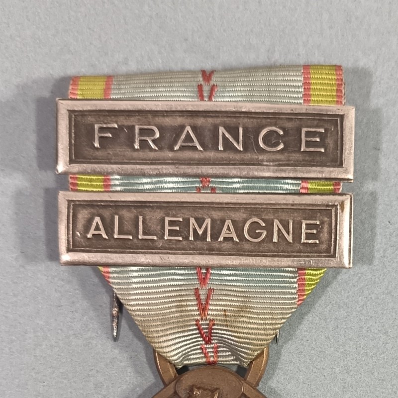 MEDAILLE COMMEMORATIVE GUERRE 1939-1945 ARMEE DE LIBERATION AVEC BARRETTES FRANCE ET ALLEMAGNE