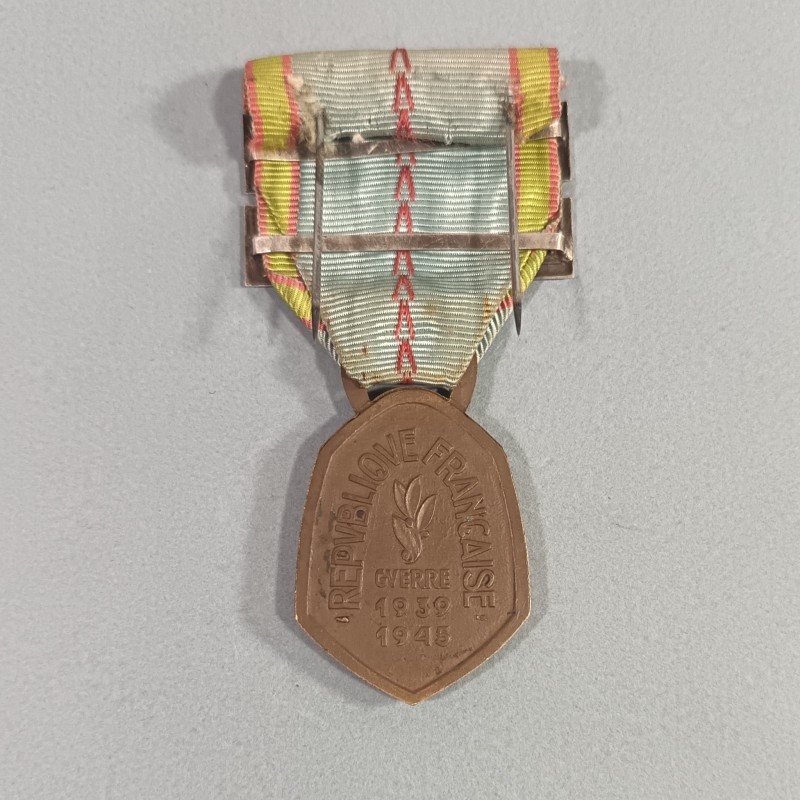 MEDAILLE COMMEMORATIVE GUERRE 1939-1945 ARMEE DE LIBERATION AVEC BARRETTES FRANCE ET ALLEMAGNE