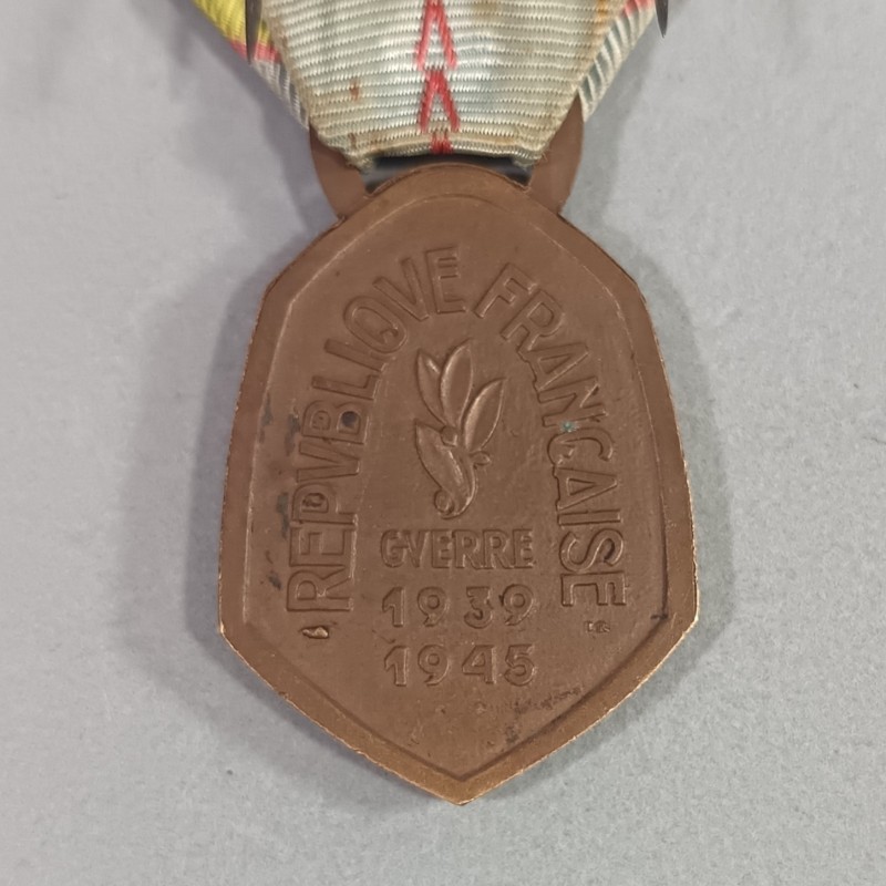 MEDAILLE COMMEMORATIVE GUERRE 1939-1945 ARMEE DE LIBERATION AVEC BARRETTES FRANCE ET ALLEMAGNE