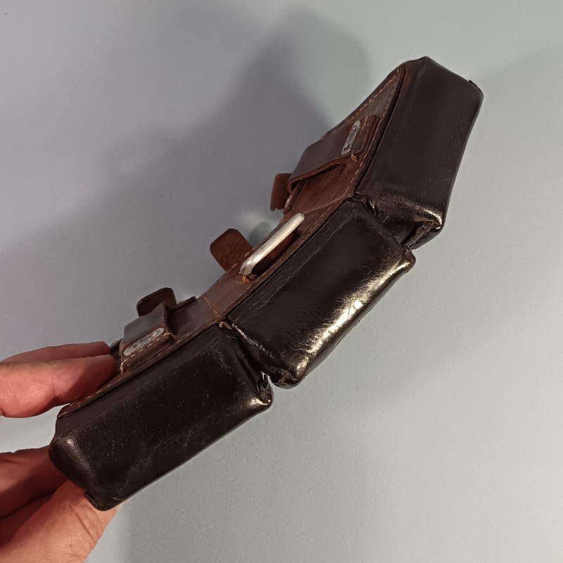 CARTOUCHIERE ALLEMANDE EN CUIR MARRON NOIRCI AVEC MARQUAGES DATE 196 POUR 6 LAMES CHARGEUR DE MAUSER 98K