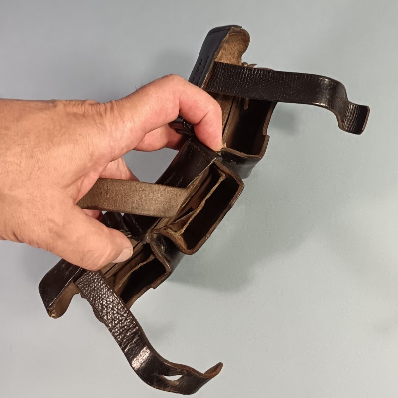 CARTOUCHIERE ALLEMANDE EN CUIR MARRON NOIRCI AVEC MARQUAGES DATE 196 POUR 6 LAMES CHARGEUR DE MAUSER 98K