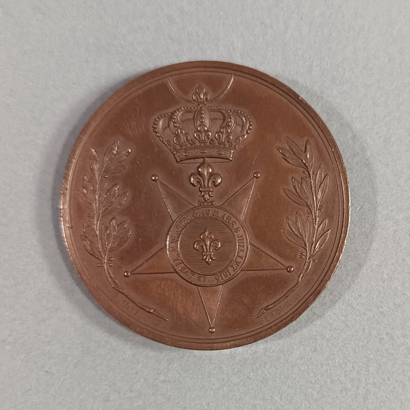 MEDAILLE LOUIS XVIII ORDRE ROYAL DU LYS OU ORDRE DE LA FIDELITE EN BRONZE DIAMETRE 4 cm