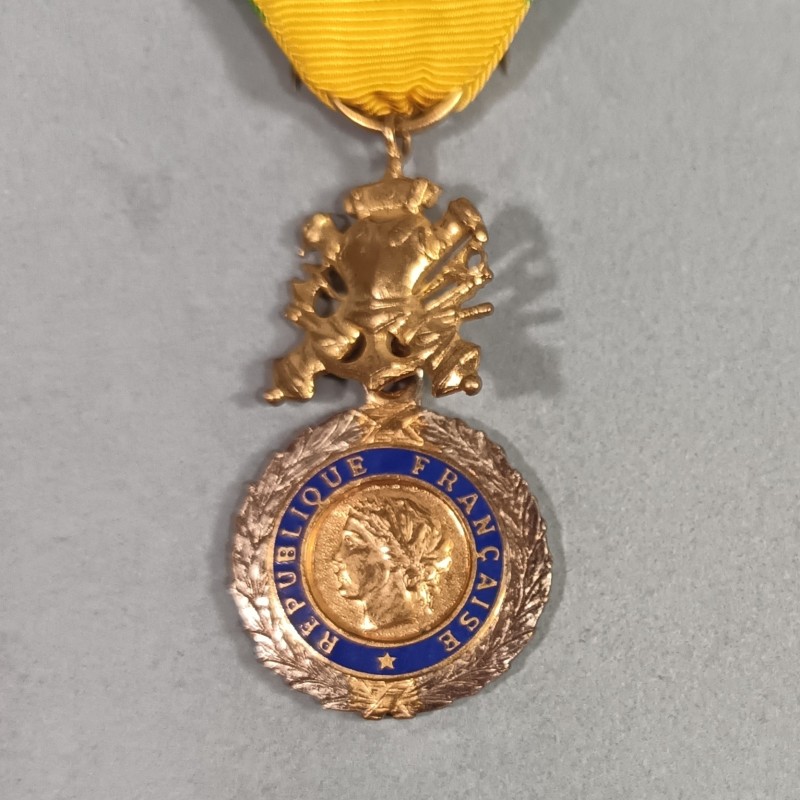 FRANCE MEDAILLE MILITAIRE 5 ème REPUBLIQUE VALEUR ET DISCIPLINE BRONZE DORE