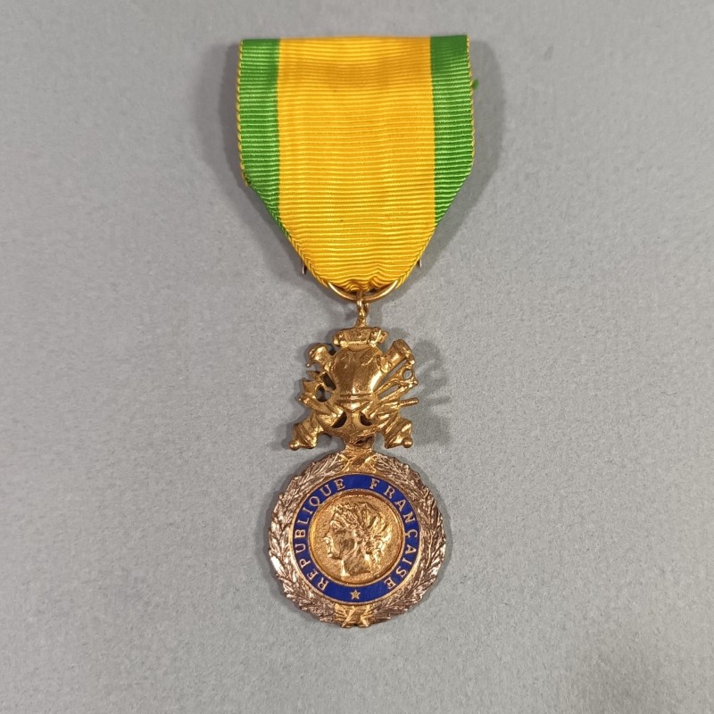 FRANCE MEDAILLE MILITAIRE 5 ème REPUBLIQUE VALEUR ET DISCIPLINE BRONZE DORE