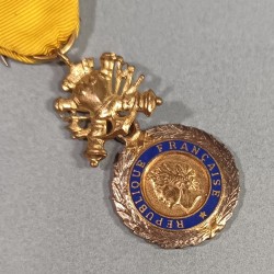 FRANCE MEDAILLE MILITAIRE 5 ème REPUBLIQUE VALEUR ET DISCIPLINE BRONZE DORE