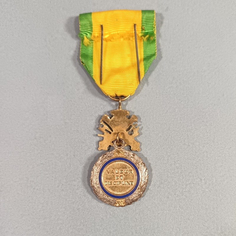 FRANCE MEDAILLE MILITAIRE 5 ème REPUBLIQUE VALEUR ET DISCIPLINE BRONZE DORE