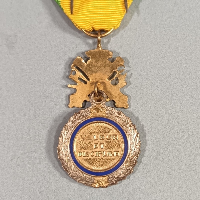 FRANCE MEDAILLE MILITAIRE 5 ème REPUBLIQUE VALEUR ET DISCIPLINE BRONZE DORE