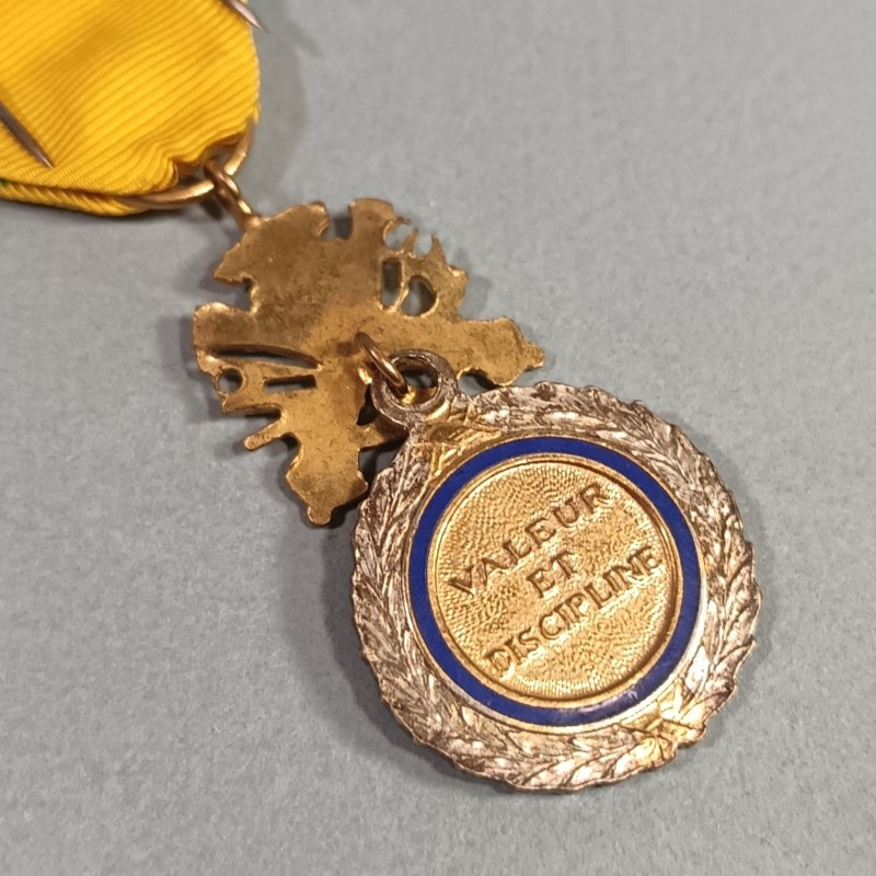 FRANCE MEDAILLE MILITAIRE 5 ème REPUBLIQUE VALEUR ET DISCIPLINE BRONZE DORE