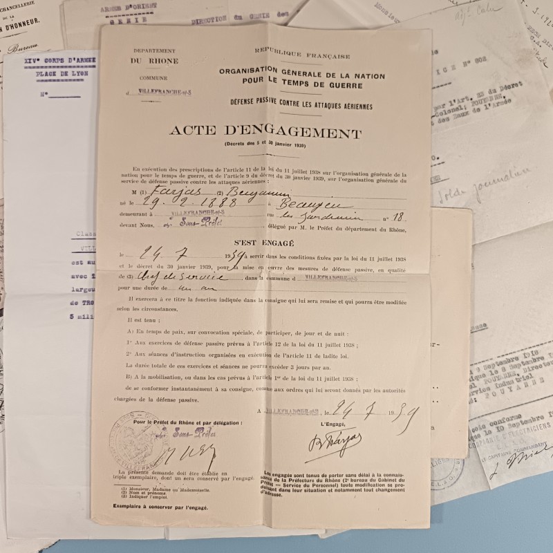 SOUVENIR D'UN CAPORAL DU GENIE ENTRE 1909 ET 1937 LIVRET PAPIER DIPLOMES PHOTOS CERTIFICATS ET PERIODE 1914 1918