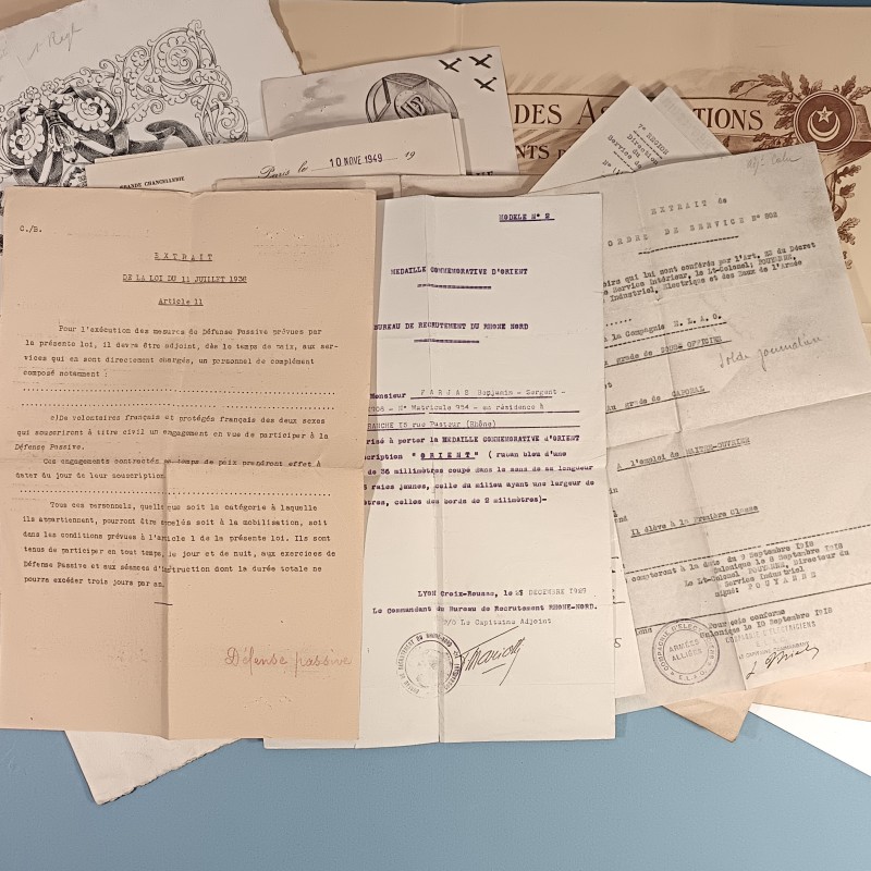 SOUVENIR D'UN CAPORAL DU GENIE ENTRE 1909 ET 1937 LIVRET PAPIER DIPLOMES PHOTOS CERTIFICATS ET PERIODE 1914 1918