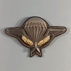 INSIGNE MILITAIRE BREVET PARACHUTISTE NON NUMEROTE FABRICATION DELSART SUR SON CUIR ET ATTACHE A BOULES