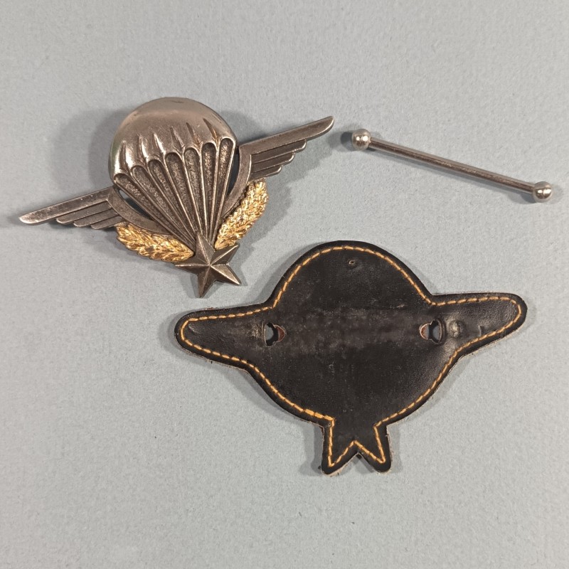 INSIGNE MILITAIRE BREVET PARACHUTISTE NON NUMEROTE FABRICATION DELSART SUR SON CUIR ET ATTACHE A BOULES