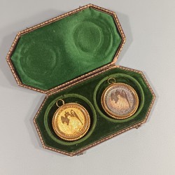 COFFRET DE 2 MEDAILLES CLASSE OR ET ARGENT PAROISSE ST BERNARD DIOCESE DE PARIS ATTRIBUEES EN 1868 SECOND EMPIRE