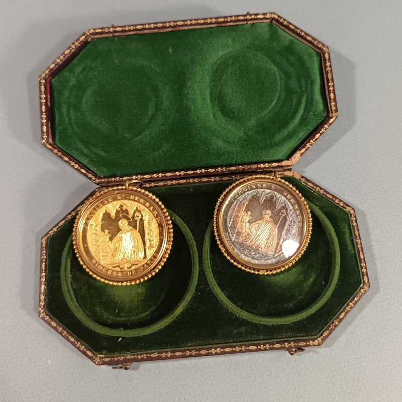 COFFRET DE 2 MEDAILLES CLASSE OR ET ARGENT PAROISSE ST BERNARD DIOCESE DE PARIS ATTRIBUEES EN 1868 SECOND EMPIRE
