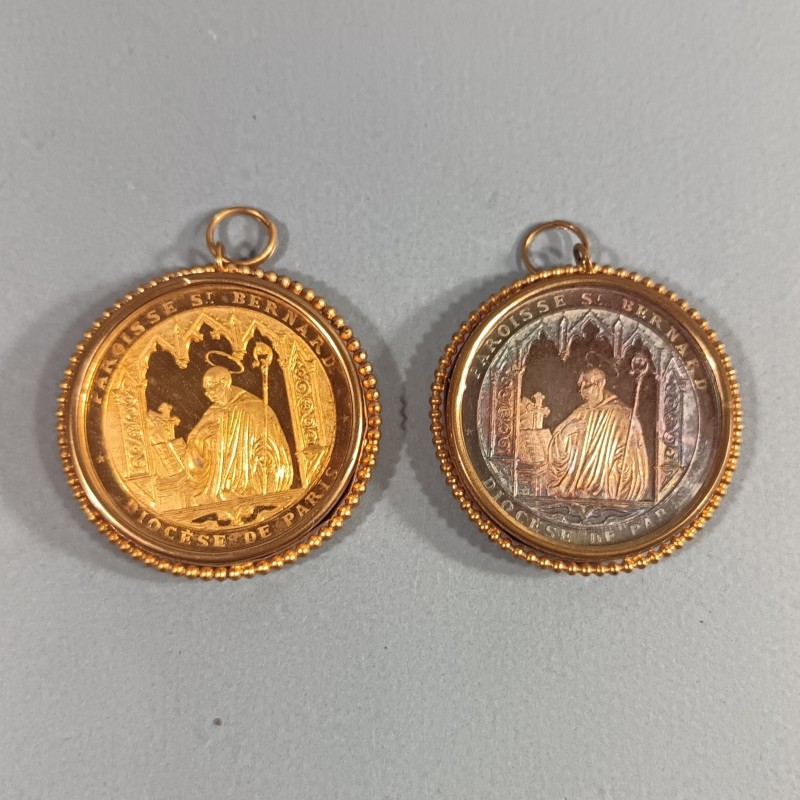 COFFRET DE 2 MEDAILLES CLASSE OR ET ARGENT PAROISSE ST BERNARD DIOCESE DE PARIS ATTRIBUEES EN 1868 SECOND EMPIRE