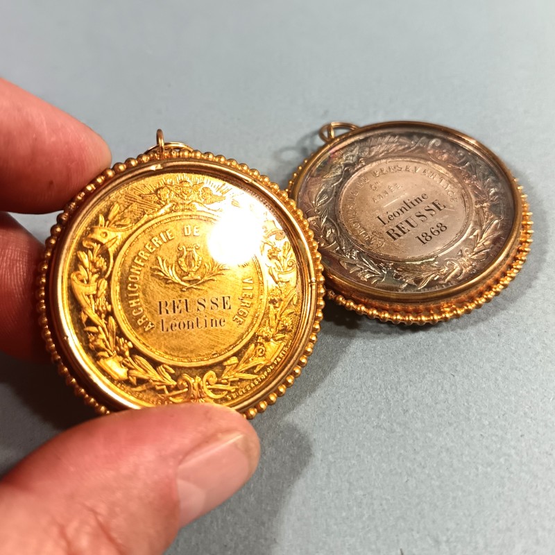 COFFRET DE 2 MEDAILLES CLASSE OR ET ARGENT PAROISSE ST BERNARD DIOCESE DE PARIS ATTRIBUEES EN 1868 SECOND EMPIRE