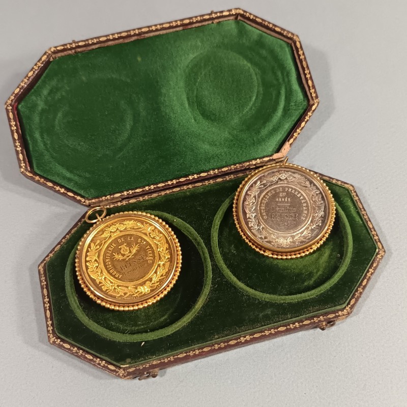 COFFRET DE 2 MEDAILLES CLASSE OR ET ARGENT PAROISSE ST BERNARD DIOCESE DE PARIS ATTRIBUEES EN 1868 SECOND EMPIRE