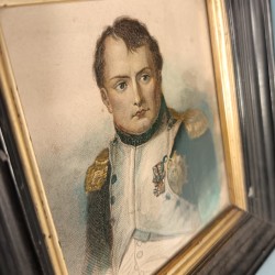 PETIT CADRE SOUVENIR DE L'EMPEREUR NAPOLEON Ier BONAPARTE GRAVURE REHAUSSEE ENCADREMENT ANCIEN
