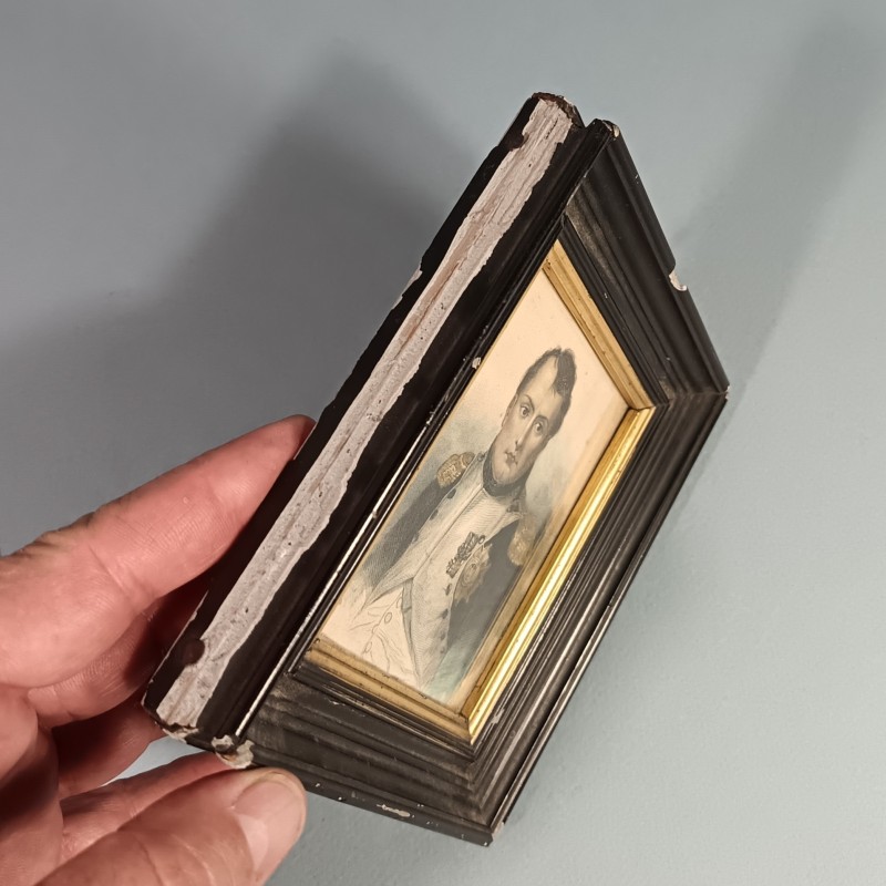 PETIT CADRE SOUVENIR DE L'EMPEREUR NAPOLEON Ier BONAPARTE GRAVURE REHAUSSEE ENCADREMENT ANCIEN