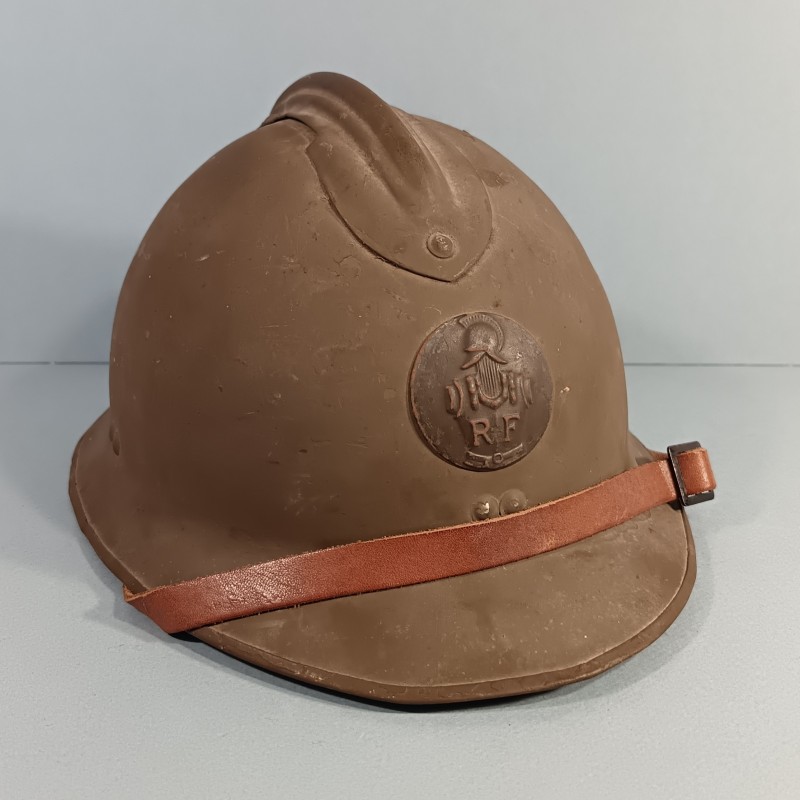 CASQUE TROUPE MODELE 1926 AVEC INSIGNE GENIE MODELE 1935 KAKI  POUR LE GENIE COMPLET