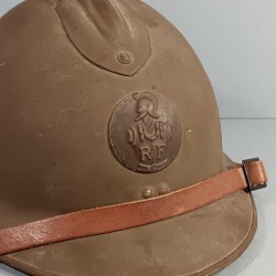 CASQUE TROUPE MODELE 1926 AVEC INSIGNE GENIE MODELE 1935 KAKI  POUR LE GENIE COMPLET