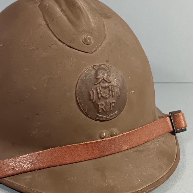 CASQUE TROUPE MODELE 1926 AVEC INSIGNE GENIE MODELE 1935 KAKI  POUR LE GENIE COMPLET