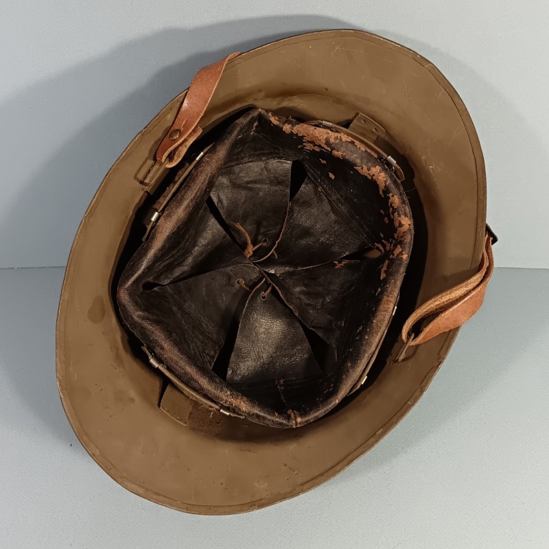 CASQUE TROUPE MODELE 1926 AVEC INSIGNE GENIE MODELE 1935 KAKI  POUR LE GENIE COMPLET